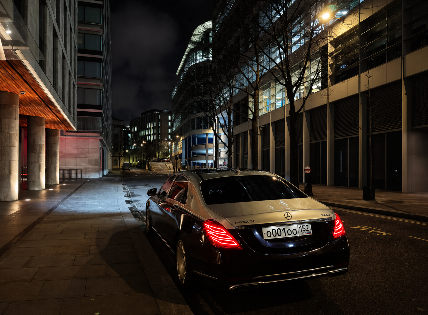 Maybach на ночной городской улице